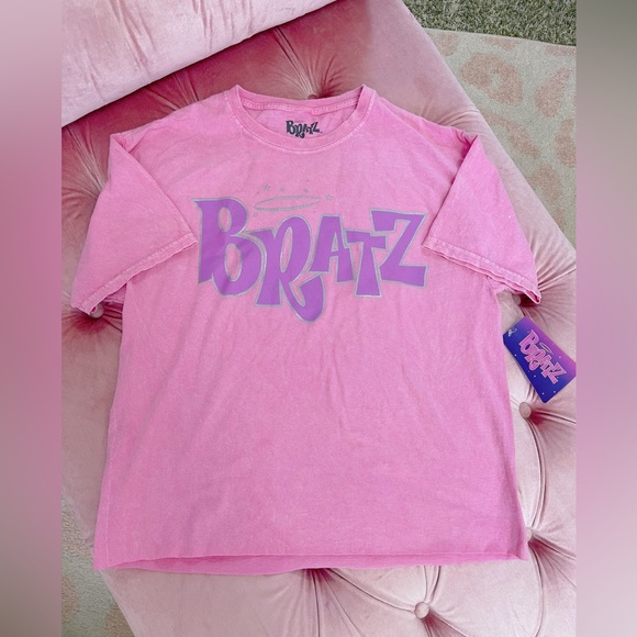 Bratz pink graphic tshirt medium NWT - Picture 2 of 4